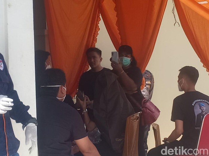 Keluarga menunggu  proses autopsi Brigadir J di rumah sakit (Ferdi Almunanda/detikSumut)