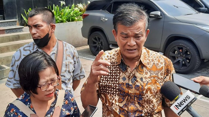 Keluarga Poltak Pasaribu, korban penembakan Ipda OS menyambangi Polda Metro Jaya, Rabu (27/7/2022).