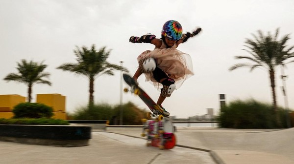 Atraksi lompat Zarah Ann saat memainkan skateboardnya di Dubai, Uni Emirat Arab, Selasa, (26/7/2022).