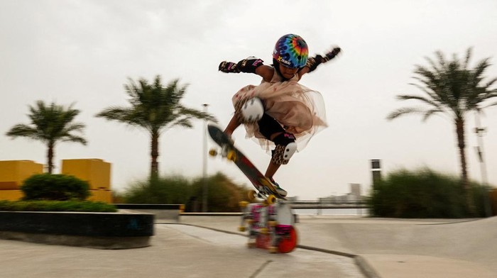 Keren! Bocah 6 Tahun Asal Dubai Jago Main Skateboard Zarah Ann Gladys, 6, rides her skateboard in Dubai, United Arab Emirates, July 26, 2022. REUTERS/Amr Alfiky TPX IMAGES OF THE DAY