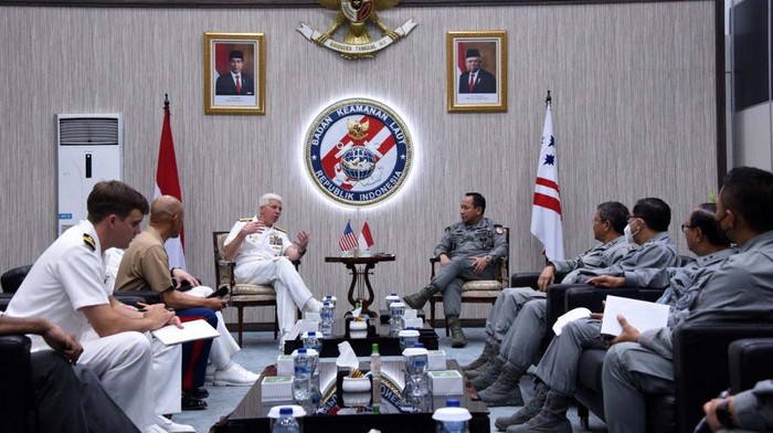 Komandan US Navy Kunjungi Markas Bakamla RI Komandan United State (US) Navy 7th Fleet Vice Admiral Karl O. Thomas mengunjungi Markas Bakamla RI. Thomas bertemu Kepala Bakamla Laksamana Dr. Aan Kurnia.