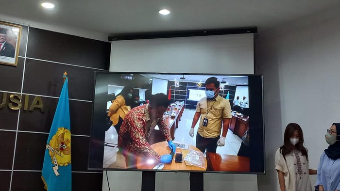 Komisi Nasional Hak Asasi Manusia (Komnas HAM) memeriksa sejumlah pihak dari tim Ditsiber dan Labfor Mabes Polri terkait kasus penembakan Brigadir Nofriansyah Yoshua Hutabarat atau Brigadir J. Setelah pemeriksaan, Komnas HAM menunjukkan foto pemeriksaan perangkat digital atau gawai terkait kasus penembakan Brigadir Yoshua.

Komisioner Komnas HAM Choriul Anam atau Cak Anam bersam tim Komnas HAM menunjukkan sejumlah foto di hadapan wartawan, di kantor Komnas HAM, Jakarta Pusat, Rabu (27/7/2022). Foto yang ditunjukkan yaitu berisi sejumlah telepon genggam atau handphone (HP).