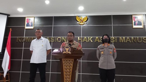Komisi Nasional Hak Asasi Manusia (Komnas HAM) memeriksa sejumlah pihak dari tim Ditsiber dan Labfor Mabes Polri terkait kasus penembakan Brigadir Nofriansyah Yoshua Hutabarat atau Brigadir J. Setelah pemeriksaan, Komnas HAM menunjukkan foto pemeriksaan perangkat digital atau gawai terkait kasus penembakan Brigadir Yoshua.

Komisioner Komnas HAM Choriul Anam atau Cak Anam bersam tim Komnas HAM menunjukkan sejumlah foto di hadapan wartawan, di kantor Komnas HAM, Jakarta Pusat, Rabu (27/7/2022). Foto yang ditunjukkan yaitu berisi sejumlah telepon genggam atau handphone (HP).
