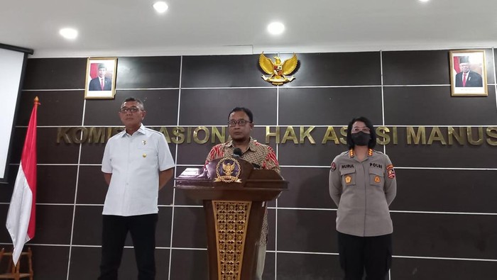 Komisi Nasional Hak Asasi Manusia (Komnas HAM) memeriksa sejumlah pihak dari tim Ditsiber dan Labfor Mabes Polri terkait kasus penembakan Brigadir Nofriansyah Yoshua Hutabarat atau Brigadir J. Setelah pemeriksaan, Komnas HAM menunjukkan foto pemeriksaan perangkat digital atau gawai terkait kasus penembakan Brigadir Yoshua.

Komisioner Komnas HAM Choriul Anam atau Cak Anam bersam tim Komnas HAM menunjukkan sejumlah foto di hadapan wartawan, di kantor Komnas HAM, Jakarta Pusat, Rabu (27/7/2022). Foto yang ditunjukkan yaitu berisi sejumlah telepon genggam atau handphone (HP).
