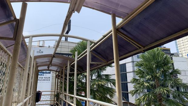 Kondisi atap JPO di depan Margonda Residence (Mares), Jl Margonda Depok, Rabu (27/7/2022).