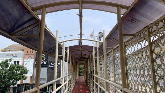 Kondisi atap JPO di depan Margonda Residence (Mares), Jl Margonda Depok, Rabu (27/7/2022).