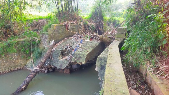 Kondisi bendungan yang rusak diterjang banjir