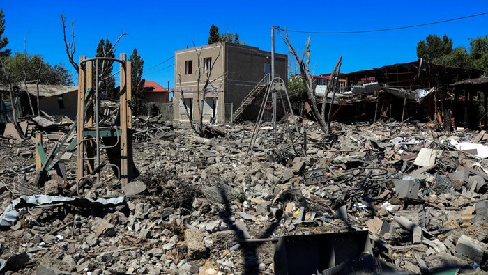 Kondisi Pemukiman di Odesa yang Hancur Dirudal Rusia A local resident walks among remains of residential buildings destroyed by a Russian missile strike, as Russia's attack on Ukraine continue, in the settlement of Zatoka, Odesa region, Ukraine July 26, 2022. REUTERS/Igor Tkachenko