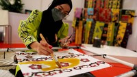 Salah satu hasil kerajinan tangan UMKM yang diikut sertakan yakni kain batik lukis karya anak-anak SLB di Provinsi Riau.