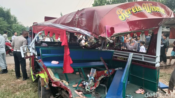 Bagaimana kronologi kecelakaan odong-odong di Serang? Sebuah odong-odong rusak berat setelah tertabrak kereta api di Serang, Tangerang, Selasa (26/7/2022).