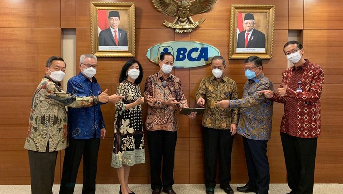 Kinerja PT Bank Central Asia Tbk (BCA) tumbuh pada semester I-2022. Perseroan mencatat laba bersih sebesar Rp 18 triliun pada semester I-2022, naik sebanyak 24,9% yoy.