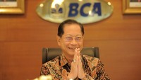 Presiden Direktur BCA Jahja Setiaatmadja menggelar konferensi pers terkait kinerja PT Bank Central Asia Tbk (BCA) di Jakarta, Rabu (27/7/2022).