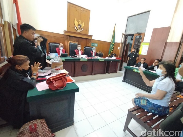 Lay Fong istri korban memberi kesaksian