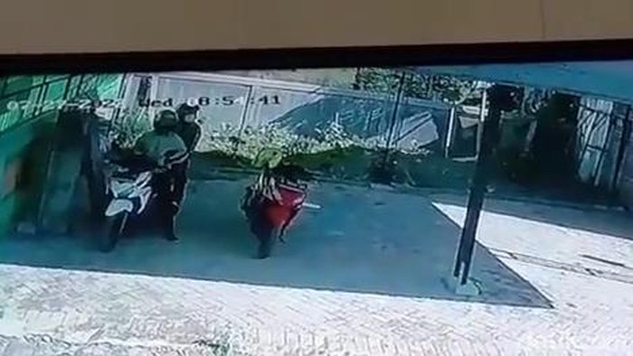 Maling motor di kantor Desa Sambirejo, Pasuruan terekam CCTV