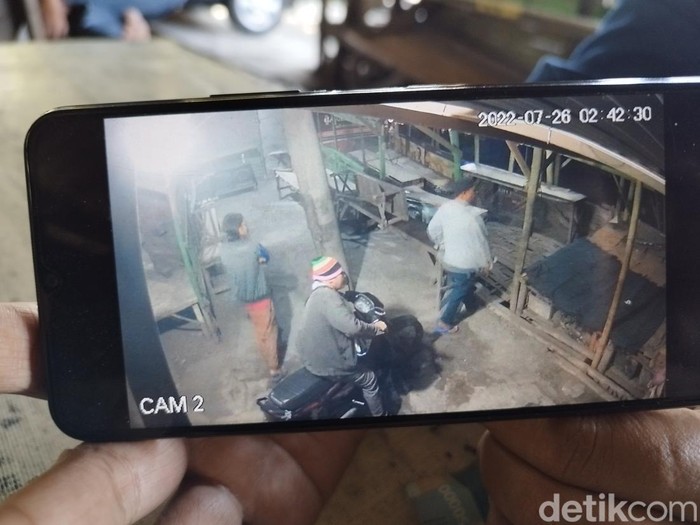 Maling warkop di Gresik terekam CCTV