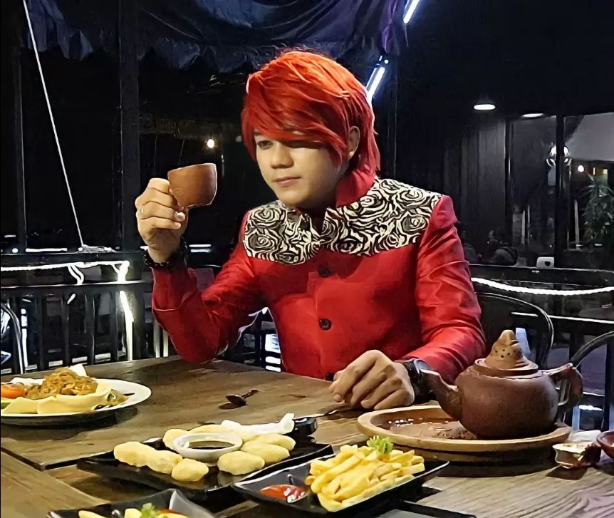 Bersama Gus Samsudin Jadab, Pesulap Merah tengah menjadi objek pemberitaan. Pesulap Merah memiliki nama asli Marcel Radhival.
