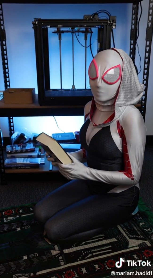Mariam Hadid dikecam karena membuat video komedi tentang Islam dan membaca surat Al-Fatihah dengan video yang berjudul, Hal-hal aneh yang saya lihat dalam mimpi saya. Ia merekam dirinya sendiri sambil memakai kostum ketat. Foto: Dok. TikTok @mariam.hadid1.
