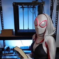 Mariam Hadid dikecam karena membuat video komedi tentang Islam dan membaca surat Al-Fatihah dengan video yang berjudul, Hal-hal aneh yang saya lihat dalam mimpi saya. Ia merekam dirinya sendiri sambil memakai kostum ketat. Foto: Dok. TikTok @mariam.hadid1.