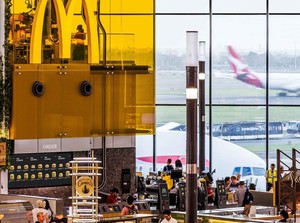 Keren! Gerai McDonalds Ini Punya Conveyor Belt untuk Antar Makanan