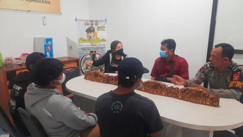 Mediasi tiga pemuda Jembrana dengan komunitas pecinta hewan Bali Rumah Singgah Satwa (RUSS), Selasa malam (26/7/2022)