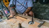 Uniknya, dibalik kemahirannya dalam membuat gitar, Pak Manto sendiri justru tidak bisa memainkan alat musik tersebut. Tetapi, beliau dapat membedakan antara gitar yang berkualitas dan tidak. Kualitas bagus bergantung pada bahan kayu yang dipilih. Biasanya bahan kayu yang digunakan untuk gitar akustik seperti kayu mahoni, kayu sono, kayu jati belanda, triplek kingwoud dan triplek ciprus. Uniknya, dibalik kemahirannya dalam membuat gitar, Pak Manto sendiri justru tidak bisa memainkan alat musik tersebut. Tetapi, beliau dapat membedakan antara gitar yang berkualitas dan tidak. Kualitas bagus bergantung pada bahan kayu yang dipilih. Biasanya bahan kayu yang digunakan untuk gitar akustik seperti kayu mahoni, kayu sono, kayu jati belanda, triplek kingwoud dan triplek ciprus.