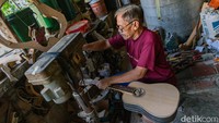Para customer yang memesan gitar padanya sangat bervariatif, mulai dari mahasiswa, wiraswasta, wirausaha, karyawan, dan musisi yang tertarik untuk memesan gitar pada pengrajin gitar rumahan dibandingkan membeli gitar pabrik yang ada di toko musik. Ia melayani custom dan service gitar setiap hari senin sampai hari sabtu jam 9 pagi sampai dengan jam 4 sore. Para customer yang memesan gitar padanya sangat bervariatif, mulai dari mahasiswa, wiraswasta, wirausaha, karyawan, dan musisi yang tertarik untuk memesan gitar pada pengrajin gitar rumahan dibandingkan membeli gitar pabrik yang ada di toko musik. Ia melayani custom dan service gitar setiap hari senin sampai hari sabtu jam 9 pagi sampai dengan jam 4 sore.