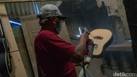 Sesuai keinginan dan selera desain, warna, spesifikasi dan kenyamanan yang biasanya para customer tidak ingin sama dengan gitar yang lain dan ingin mempunyai ciri khas tersendiri pada gitar yang dimilikinya. Alat musik yang dijual pun mulai dari gitar ukulele, gitar akustik sampai gitar listrik. Sesuai keinginan dan selera desain, warna, spesifikasi dan kenyamanan yang biasanya para customer tidak ingin sama dengan gitar yang lain dan ingin mempunyai ciri khas tersendiri pada gitar yang dimilikinya. Alat musik yang dijual pun mulai dari gitar ukulele, gitar akustik sampai gitar listrik.