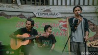 Namun ada beberapa saran dari para customer dalam memesan gitar pada pengrajin yaitu ketahui secara benar desain dan spesifikasi yang diinginkan secara detail, sesuaikan dengan budget yang dimiliki, carilah material yang premium, dan yang pasti memilih pengrajin gitar yang sudah ahli dalam membuat gitar.
