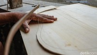 Setelah beberapa tahun kemudian, banyak orang yang datang ke tempatnya dan memesan gitar. Ia selalu membuat gitar sesuai keinginan para customer. Selain membuat gitar custom, ia juga menerima service gitar.