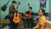 Harga yang terjangkau serta kualitas yang bagus dan tidak kalah jauh dengan buatan pabrik, menjadi alasan mereka untuk memesan gitar pada Pak Manto. Gitar dijual dengan kisaran harga Rp 200 ribu sampai jutaan rupiah. Harga yang terjangkau serta kualitas yang bagus dan tidak kalah jauh dengan buatan pabrik, menjadi alasan mereka untuk memesan gitar pada Pak Manto. Gitar dijual dengan kisaran harga Rp 200 ribu sampai jutaan rupiah.