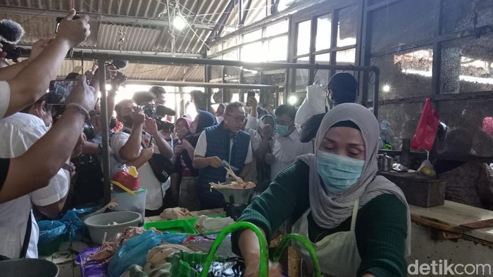 Mendag Zulhas di Pasar Gayamsari, Semarang, 27/7/2022