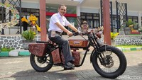 Kepala SMK Negeri 5 Malang, Cone Kustarto Arifin naik moge listrik buatannya/Foto: Muhammad Aminudin/detikJatim