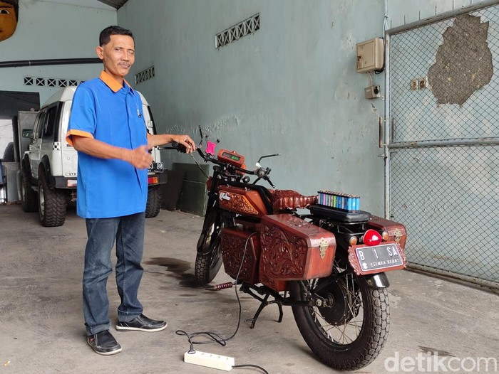 Kepala SMK Negeri 5 Malang, Cone Kustarto Arifin membuat prototipe motor gede (moge) bertenaga listrik. Moge ini tampak garang dan klasik.