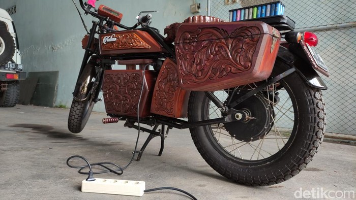 Menikmati Kesan Klasik dari Moge Listrik Buatan Kepala SMKN 5 Malang Kepala SMK Negeri 5 Malang, Cone Kustarto Arifin membuat prototipe motor gede (moge) bertenaga listrik. Moge ini tampak garang dan klasik.