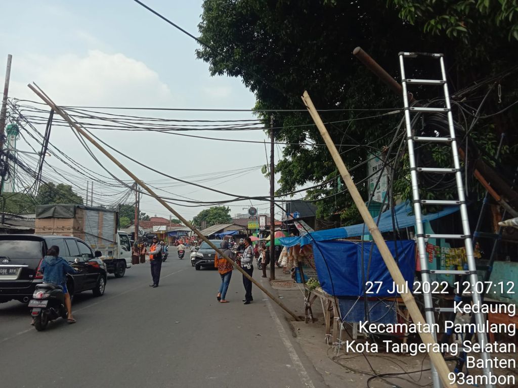 Mobil truk yang membawa kaca tersangkut kabel di Pamulang, Tangsel, Banten. Peristiwa itu sempat memicu terjadinya kemacetan lalu lintas (lalin). (dok Dishub Tangsel)