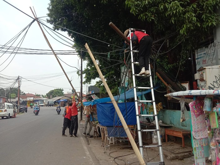 Mobil truk yang membawa kaca tersangkut kabel di Pamulang, Tangsel, Banten. Peristiwa itu sempat memicu terjadinya kemacetan lalu lintas (lalin). (dok Dishub Tangsel)