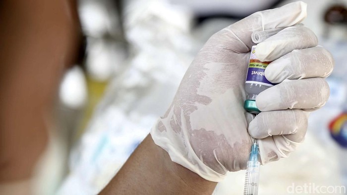 Vaksinasi Rabies terhadap hewan peliharaan dilakukan di kawasan Meruya, Jakarta Barat, Rabu (27/7/2022). Di antara yang disuntik adalah kucing dan kera.