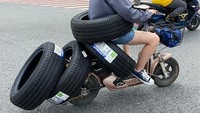 Uniknya wanita ini membawa empat ban mobil di motor listriknya.  