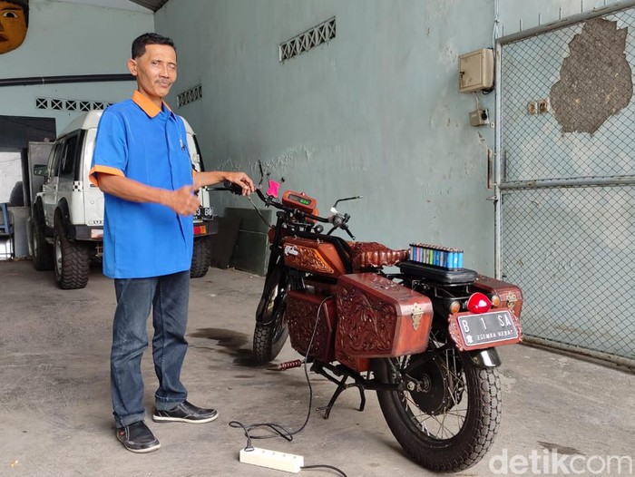 Mulyadi berssama moge bertenaga listrik