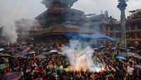 Para warga mulai membakar patung setan Ghantakarna. Sebagian dari mereka mengabadikan momen tersebut.