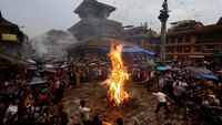 Warga berkerumun dalam tradisi tersebut. Tujuan patung dibakar untuk melambangkan penghancuran kejahatan dan dengan keyakinan untuk mengusir roh jahat dan hantu.