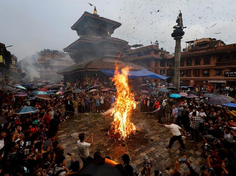 Melihat Keseruan Bakar Patung Setan di Festival Ghantakarna Nepal