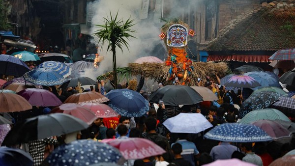 Sejumlah warga antusias menyaksikan patung setan Ghantakarna di Bhaktapur, Nepal (26/7/2022). Lokasinya tak jauh dari pusat Ibu Kota Kathmandu, sekitar 15 km sebelah barat. 