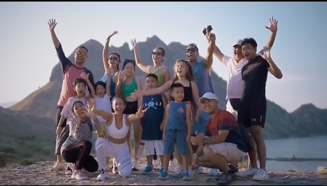 Berfoto bersama di Pulau Padar, begini gaya Nia Ramadhani bersama keluarga dan para kerabatnya. Walaupun sudah memiliki 3 anak namun penampilan Nia masih tak kalah dengan anak ABG yang berusia di bawahnya.&nbsp;Foto: Instagram
