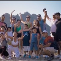 Berfoto bersama di Pulau Padar, begini gaya Nia Ramadhani bersama keluarga dan para kerabatnya. Walaupun sudah memiliki 3 anak namun penampilan Nia masih tak kalah dengan anak ABG yang berusia di bawahnya.&nbsp;Foto: Instagram