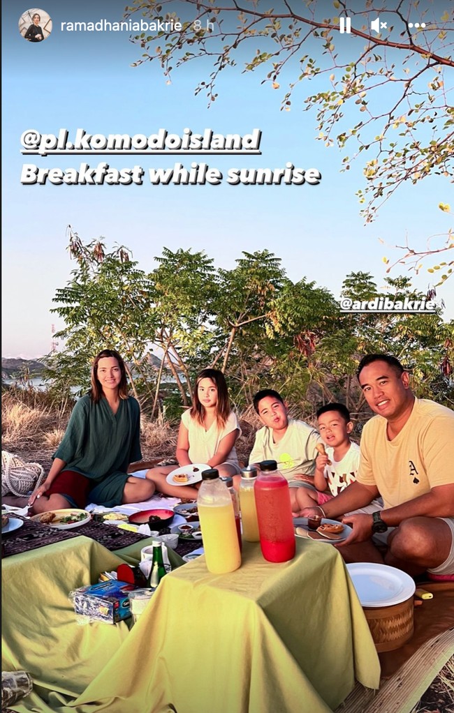 Nia Ramadhani bersama keluarganya juga sempat menikmati sarapan dengan pemandangan matahari terbit.&nbsp;Foto: Instagram
