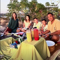 Nia Ramadhani bersama keluarganya juga sempat menikmati sarapan dengan pemandangan matahari terbit.&nbsp;Foto: Instagram