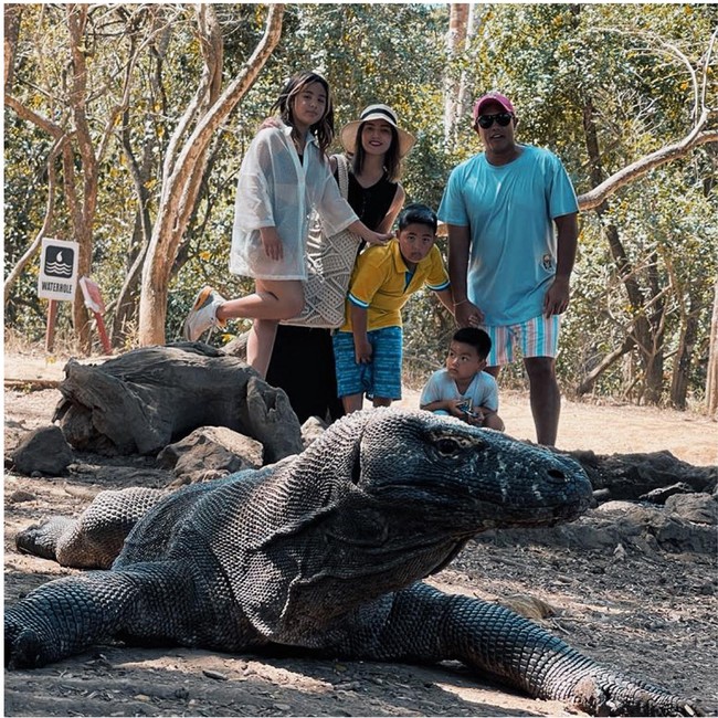 Berpose bersama komodo, keluarga Nia Ramadhani dan Ardi Bakrie itu terlihat begitu kompak. Gaya anak sulungnya, Mikhayla, sendiri terlihat begitu stylish.&nbsp;Foto: Instagram