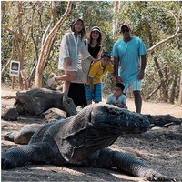 Berpose bersama komodo, keluarga Nia Ramadhani dan Ardi Bakrie itu terlihat begitu kompak. Gaya anak sulungnya, Mikhayla, sendiri terlihat begitu stylish.&nbsp;Foto: Instagram