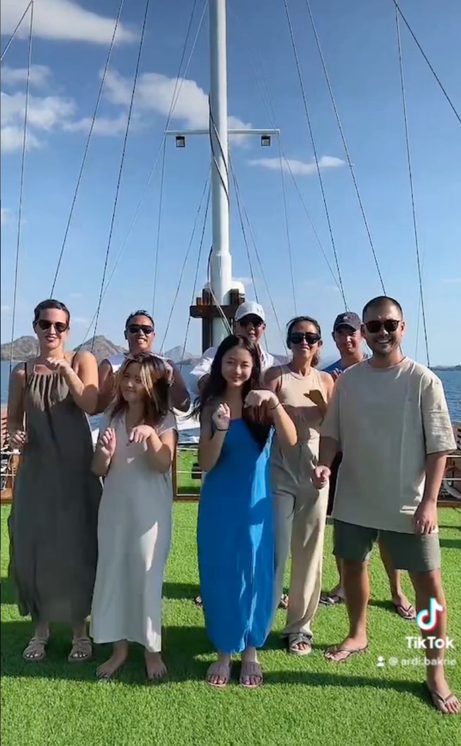 Ketika berada di kapal, Nia bersama suami dan anak sulungnya juga tampak berjoget bersama. Berdiri di sebelah Nia Ramadhani, Mikhayla tampil cantik mengenakan dress berwarna krem.&nbsp;Foto: Instagram